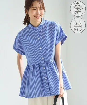 バンドカラーと前ボタンが見えるブルーのシャツ。きちんと感がありながら、かたくなりすぎないデザイン