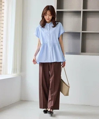 裾にふんわり感のあるブルーのペプラムシャツ。細身のパンツと合わせやすい夏向きのトップス
