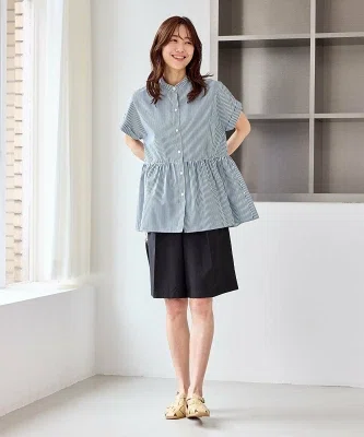 防シワ性とUVカット機能のあるブルーのペプラムシャツ。春夏の普段着に使いやすい一枚