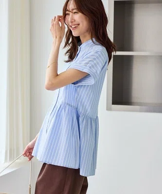 ROPÉ PICNICのブルーのフレンチペプラムシャツ。シワになりにくく、UVカット機能もある春夏向きのトップス