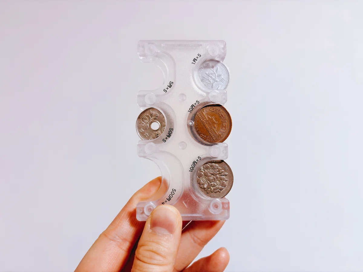 CanDo カード型コインホルダーに硬貨が入っている