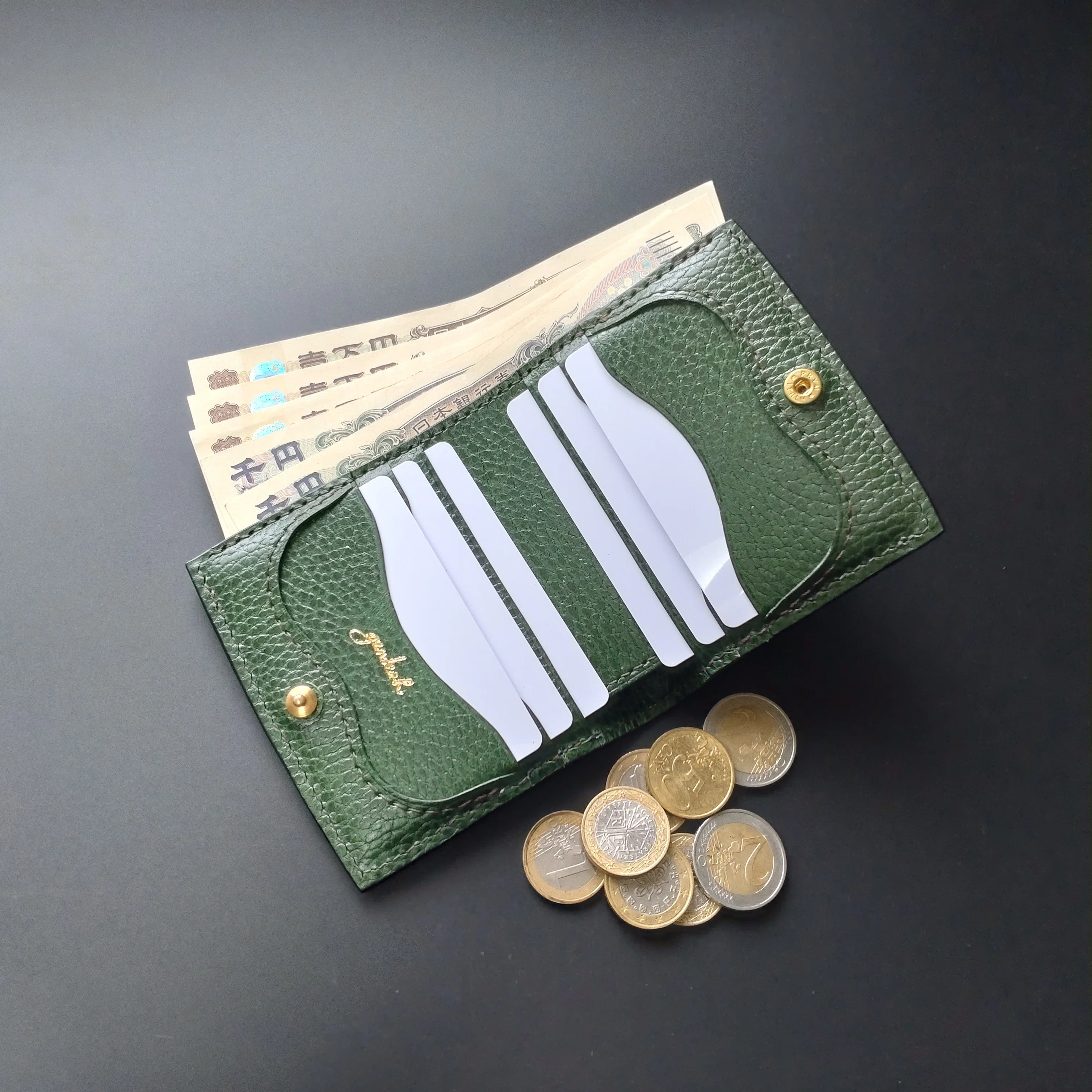本革 二つ折り 財布 ヌメ革 シボ革 ハンドメイド ミニウォレット genkoh ゲンコウ（genkoh）からコンパクト財布の新作登場！！｜ゲンコウ 革