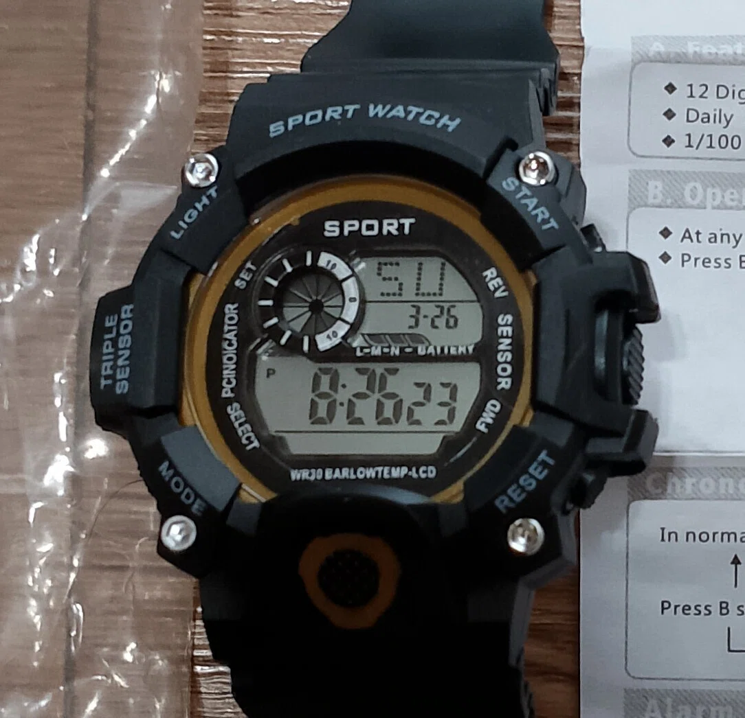 タイ🇹🇭水没した時計の予備に送料込み¥265の時計買いました😊｜toshi