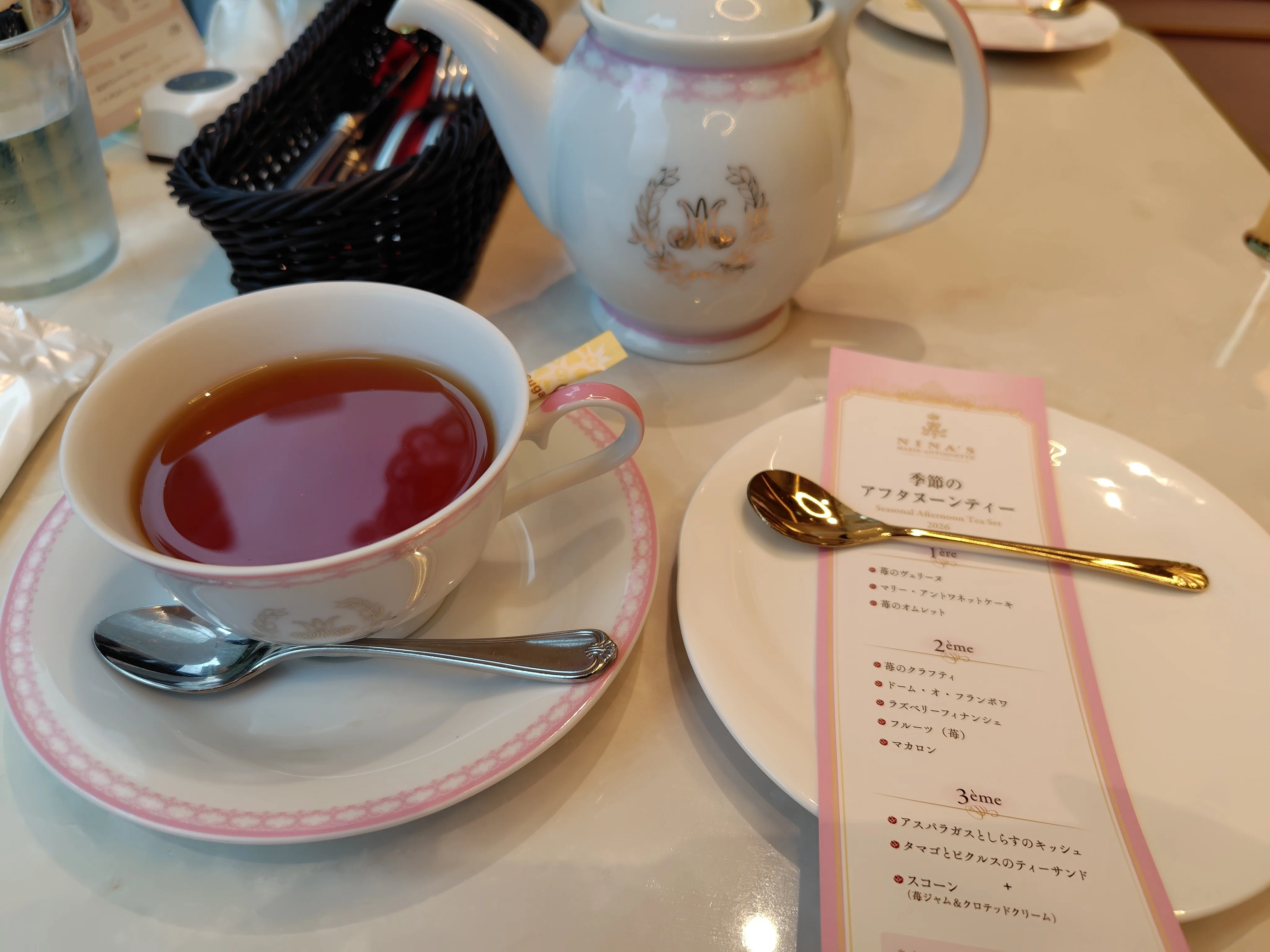 Overwhelmed Working Mom Enjoys Afternoon Tea｜つるぎ＠限界ワーママ