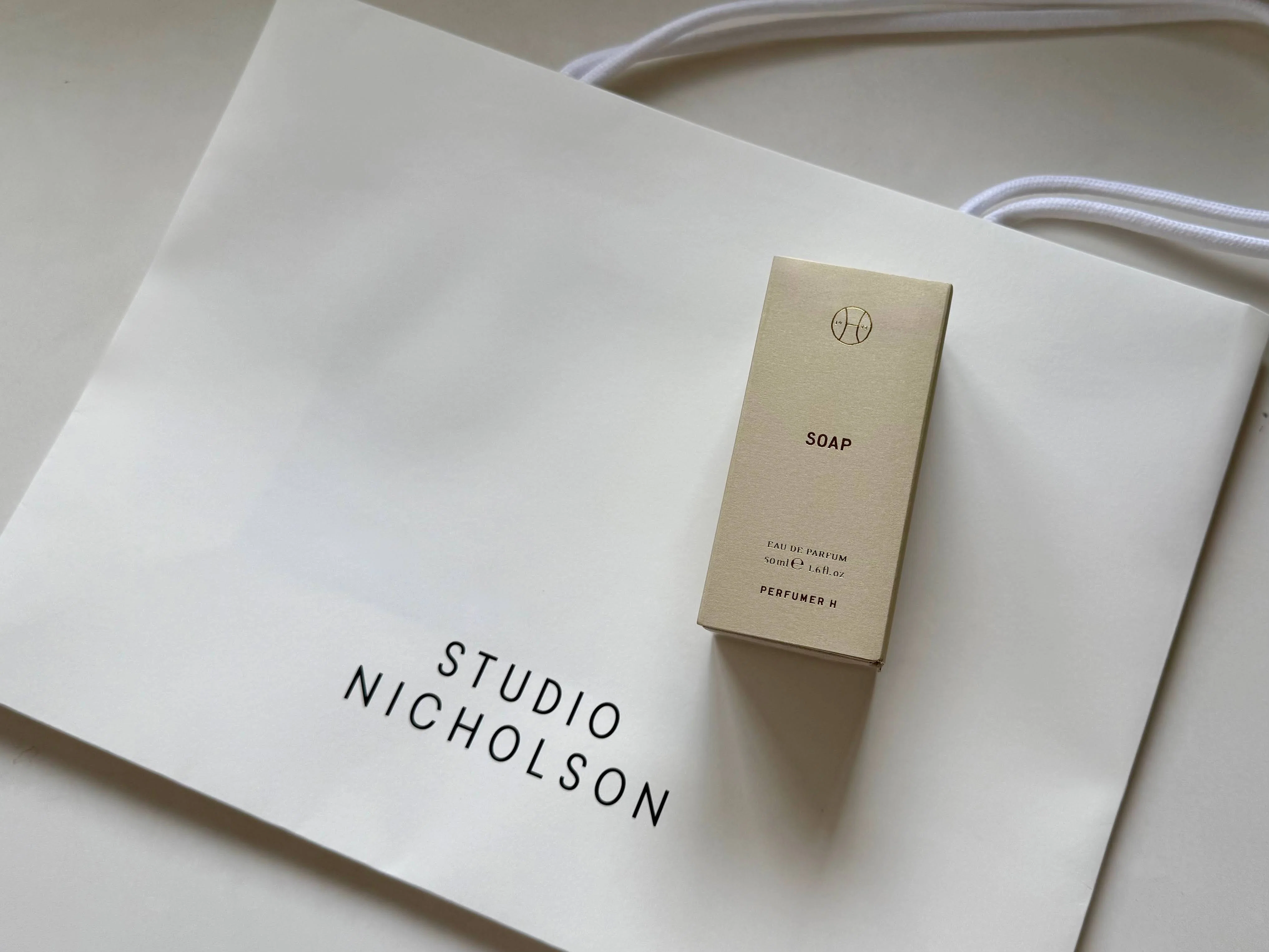 Perfumer H | Soap. White that learns the temperature of the skin