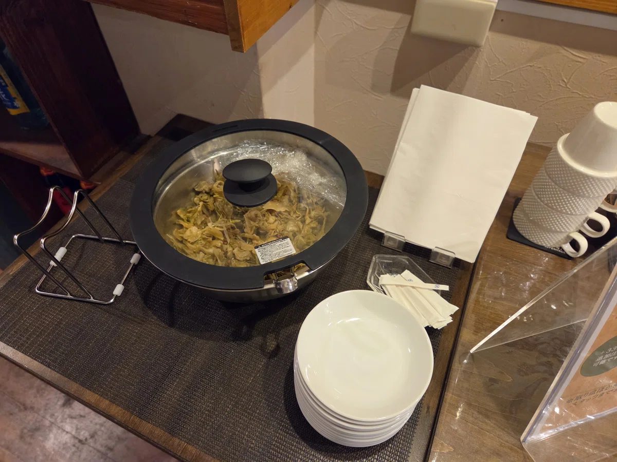 平日ランチ限定の自家製ザーサイコーナー。セルフサービスで利用できる吉祥寺の人気カレー店。note執筆中。