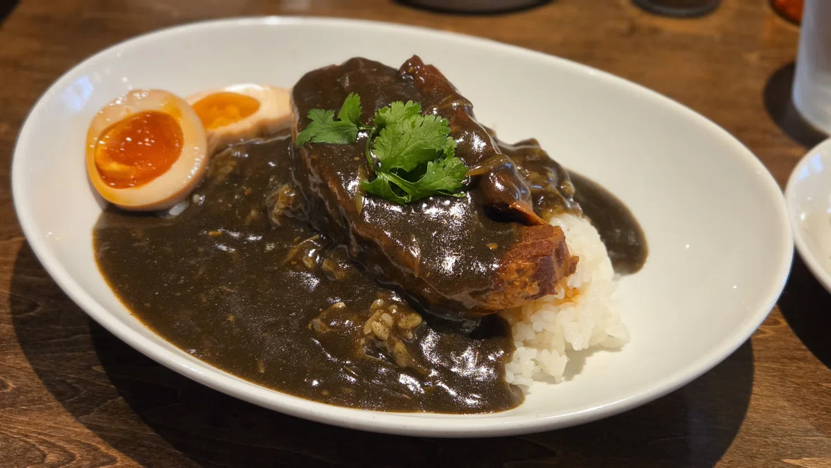 吉祥寺cina teria HANAYA名物の上海とろける角煮カレー。大きな角煮と煮玉子が食欲をそそる人気メニュー。note執筆中。