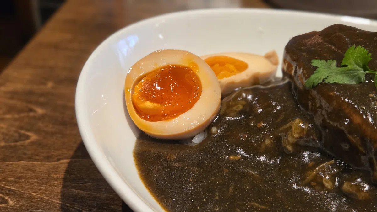 上海とろける角煮カレーに追加した煮玉子トッピング。半熟の黄身が彩りを添える一皿。note執筆中。