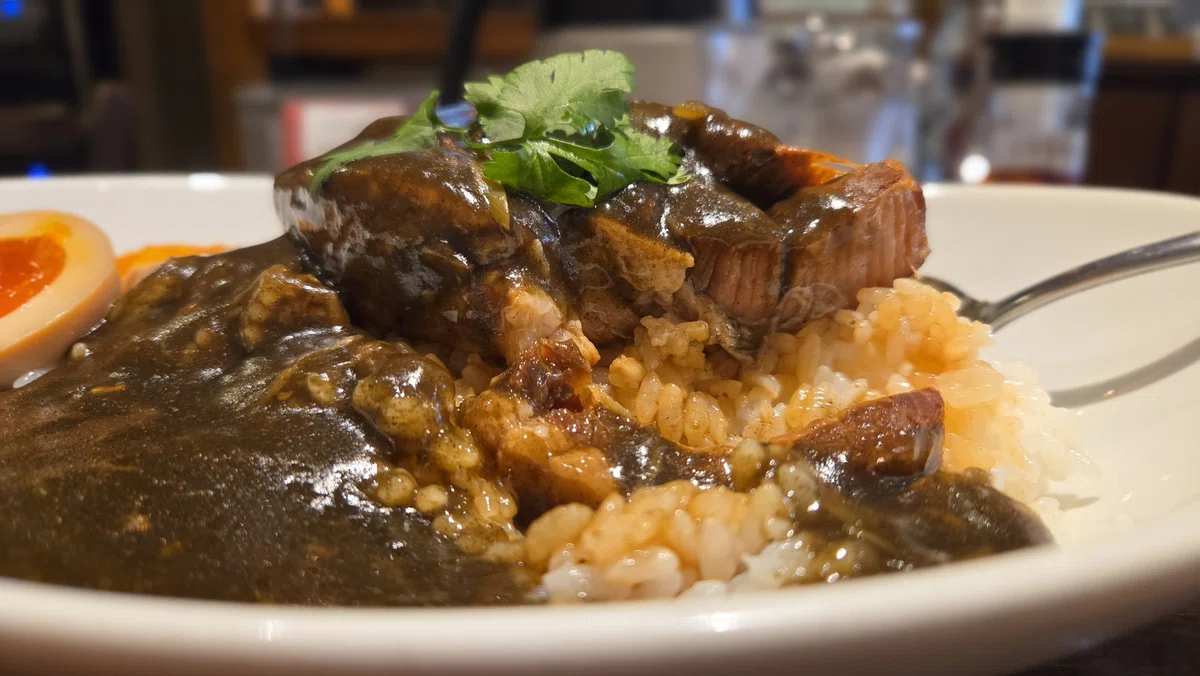 上海とろける角煮カレーの角煮アップ。じっくり煮込まれた柔らかな角煮が魅力。note執筆中。
