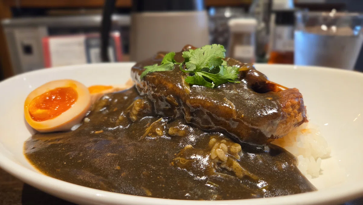 中華風スパイスが香る上海とろける角煮カレー。角煮の旨味とスパイスが調和した人気メニュー。note執筆中。