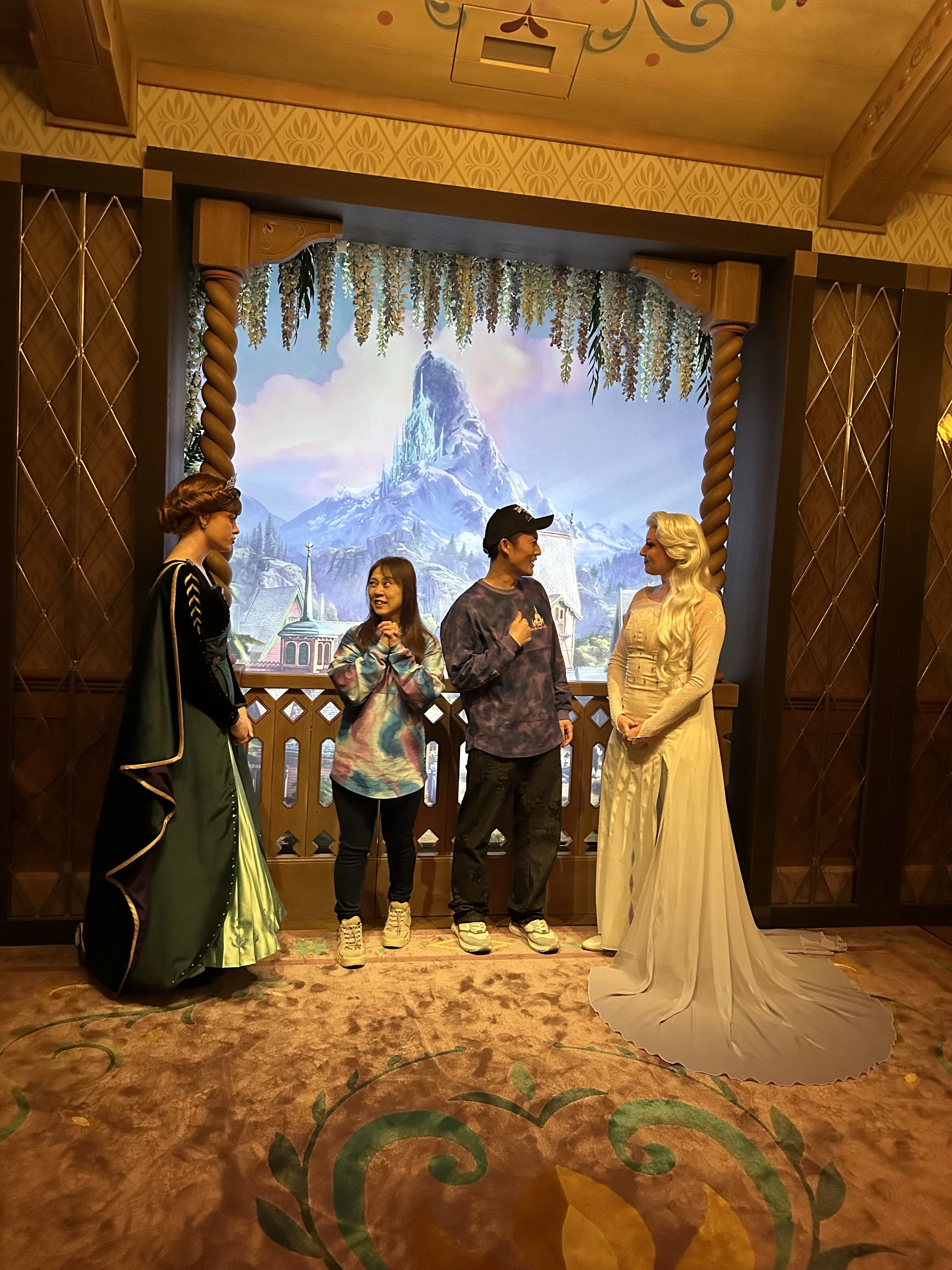 ディズニーランドパリ】アナとエルサの2人に会える！ロイヤル・エン