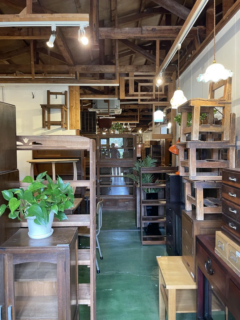 古家具 月刊そうすけVol.48 商いを続けている上で生まれてくる人の縁｜古家具