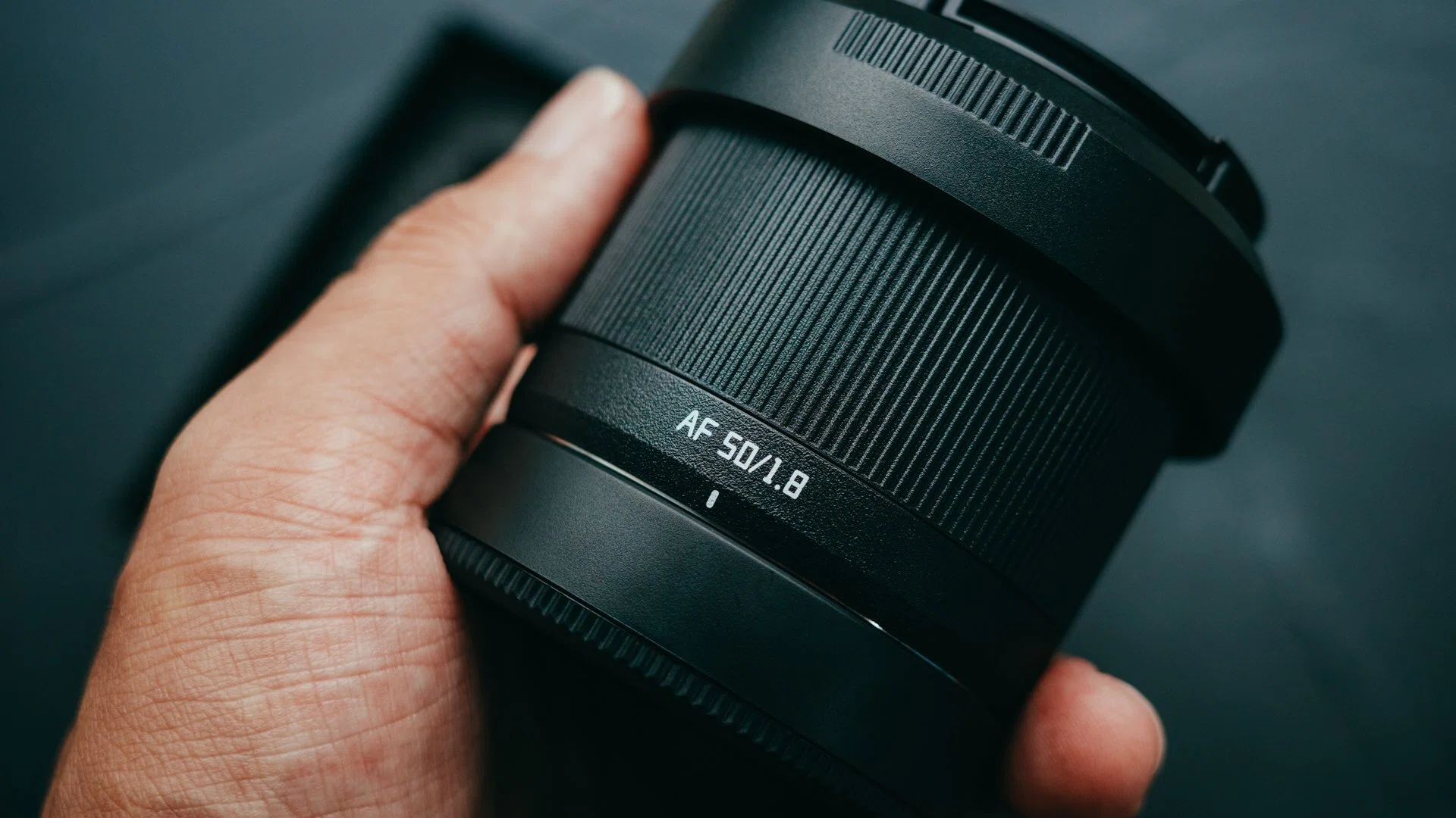 TTArtisan AF 50mm F1.8 Neo』は、「レンズの有り方」を根底から覆す1