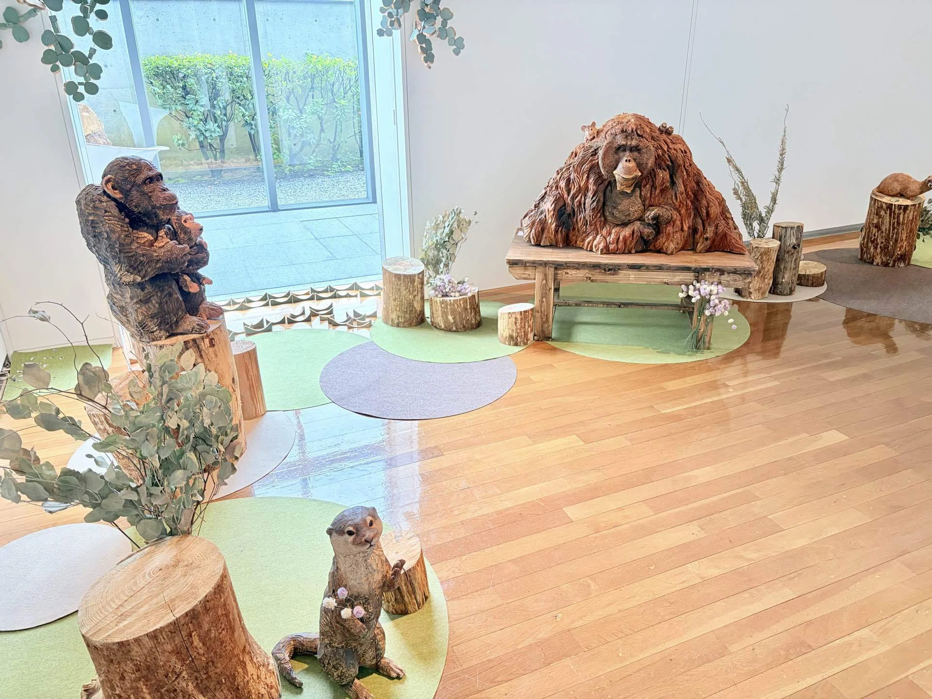 尾道市】名物猫、ついに美術館に入る！「はしもとみお木彫展」｜炊慈