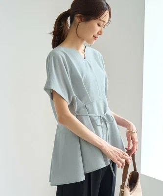 ロペピクニックのハートネックペプラムブラウス。Tシャツだけでは少し心もとない日に着たい、夏の普段着ブラウス。