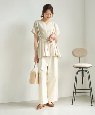 首もとがすっきり見えるハートネックデザインのペプラムブラウス。夏の普段着に合わせやすい一枚。