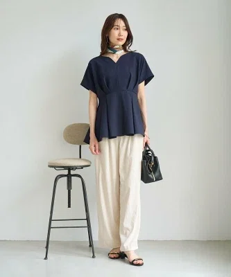ベージュ、ネイビー、サックスブルー、ラベンダーの4色展開のペプラムブラウス。夏の朝に迷いたくなる淡い色合い。