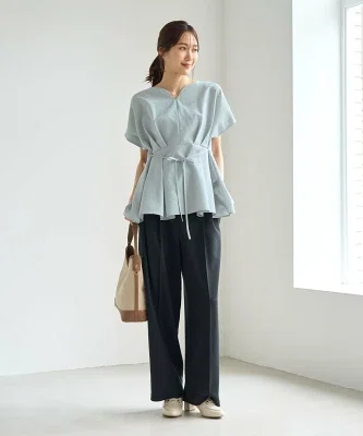 共リボンでシルエットを調整できるハートネックペプラムブラウス。Tシャツとブラウスのあいだに置きたい一枚。