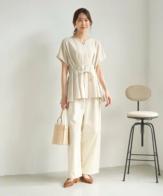 ロペピクニックの夏ブラウス。首もとはすっきり、裾はふわりとしたペプラムデザイン。