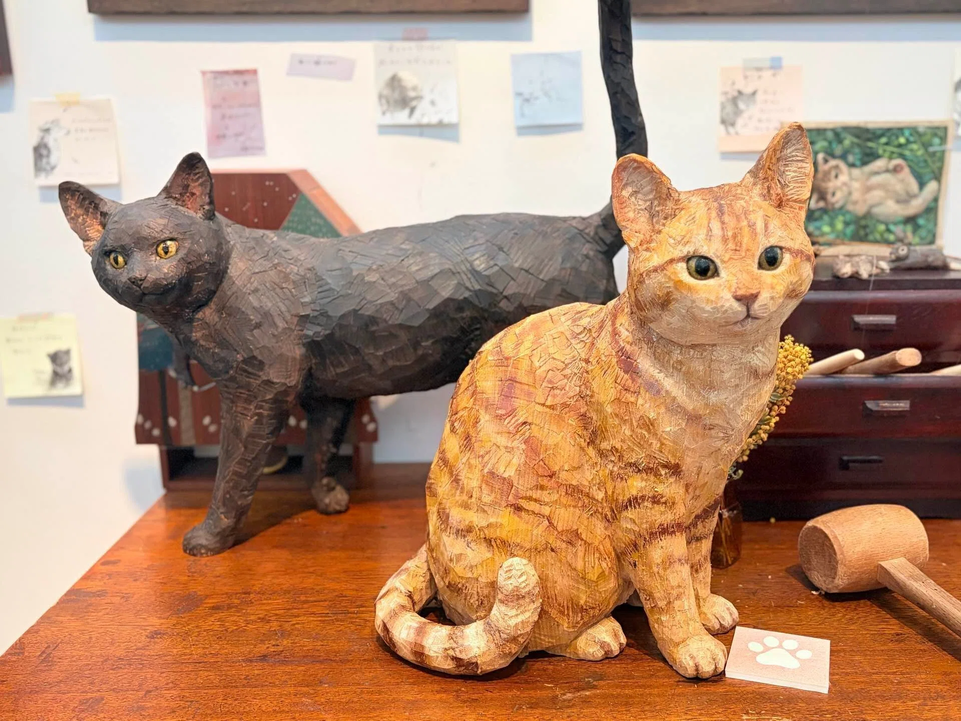 尾道市】名物猫、ついに美術館に入る！「はしもとみお木彫展」｜炊慈