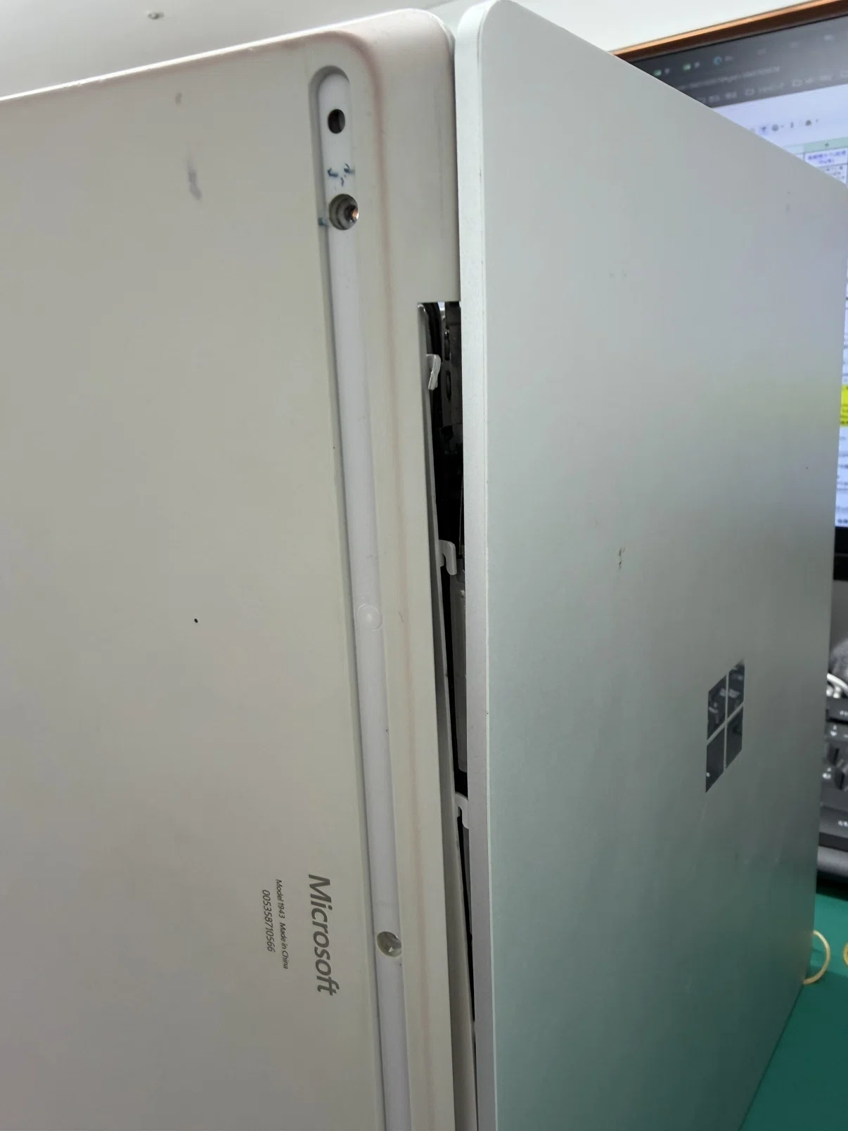 プロが構造解説】Surface Laptopのヒンジ緩み・異音の原因と自力修理が