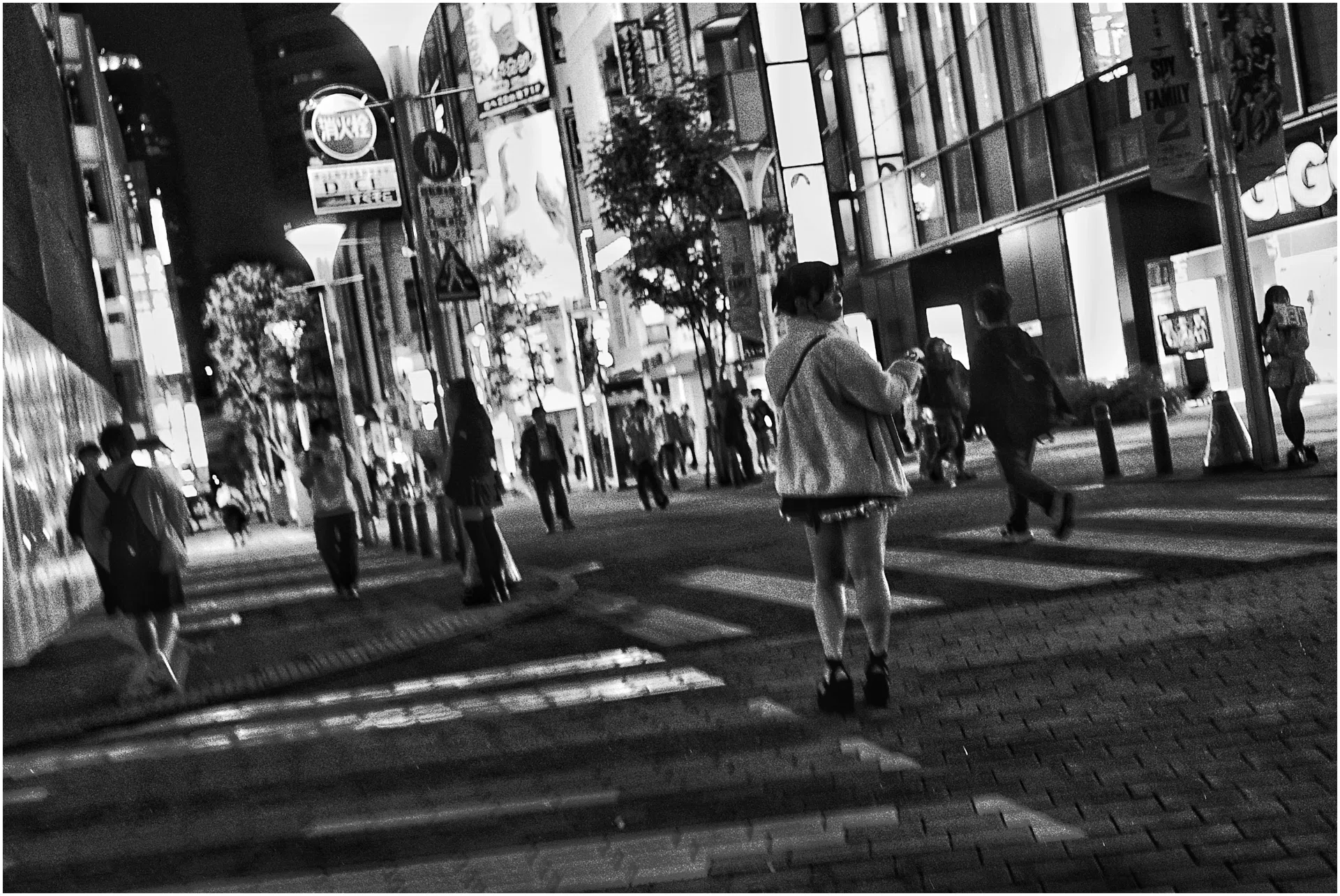 知らない人たちの写真 自分の写真を説明できない私｜🅣ⓄⓀⓎⓄ Ⓢ🅣ⓇⒺⒺ🅣 🄿🄸🅇