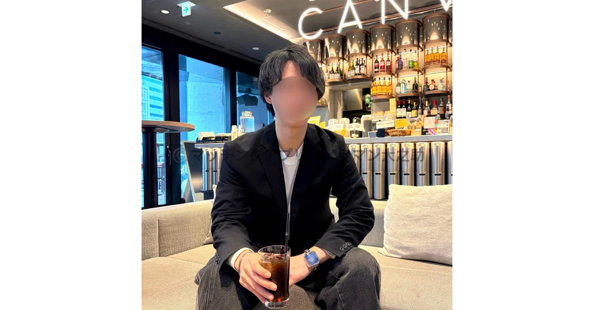 東京・銀座のスタイリッシュなラウンジでカメラマンが撮影したマッチングアプリ用男性写真
