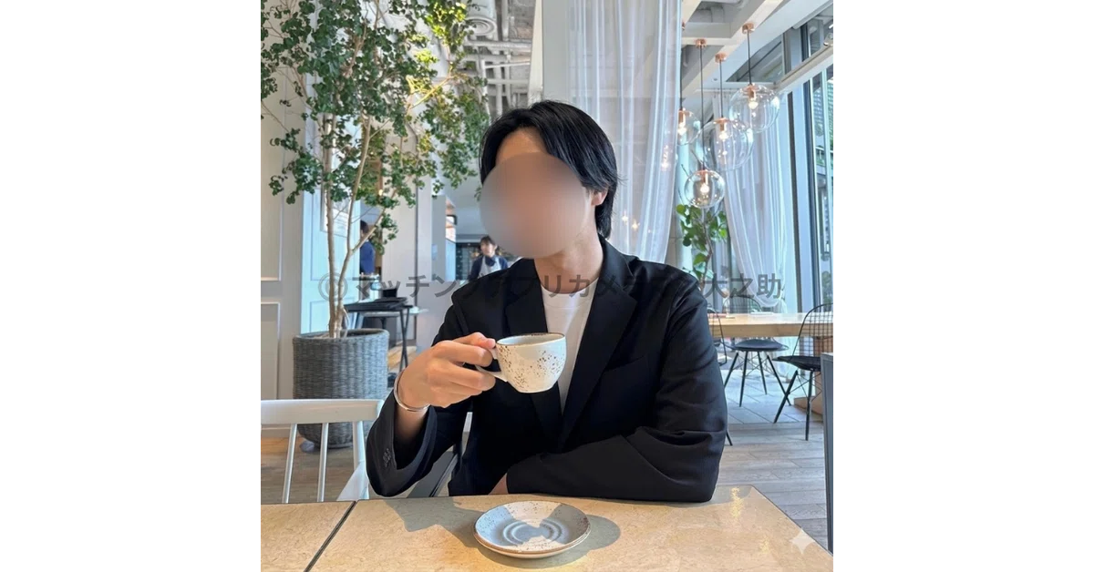東京のカフェでプロカメラマンが撮影したマッチングアプリ用男性の自然な笑顔写真
