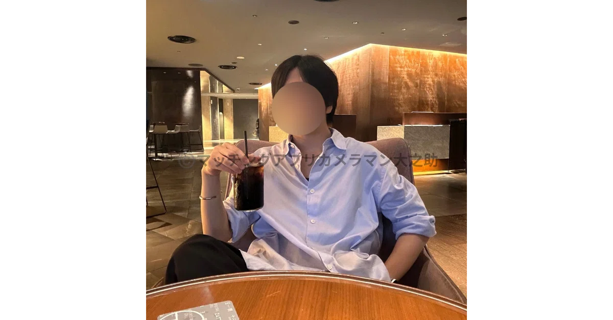 東京・西新宿の洗練されたバーでカメラマンが撮影したマッチングアプリ用の男らしいプロフィール写真