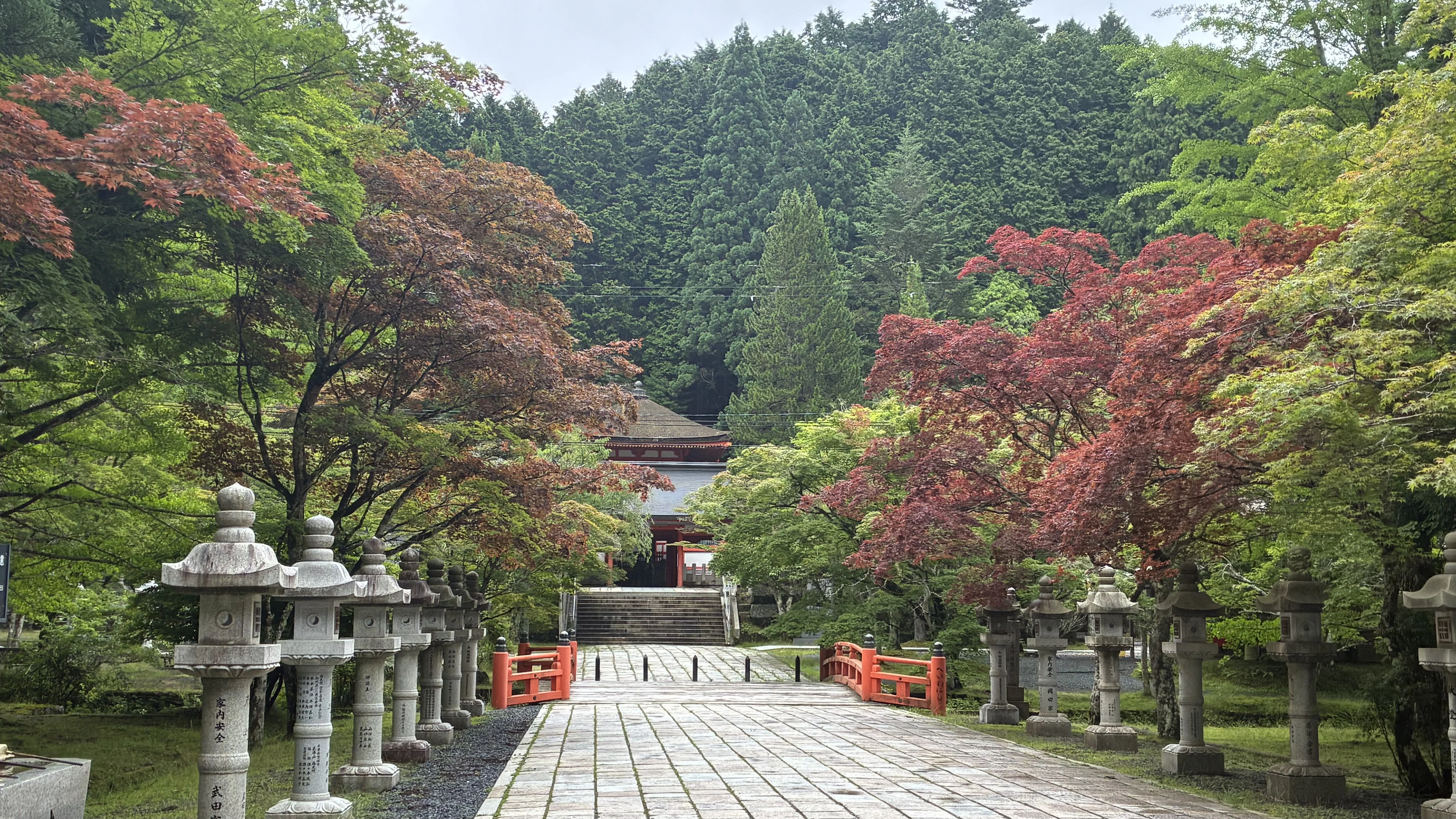 お昼から雨も上がり、穏やかなお参り日和です。｜高野山法徳堂/空海と