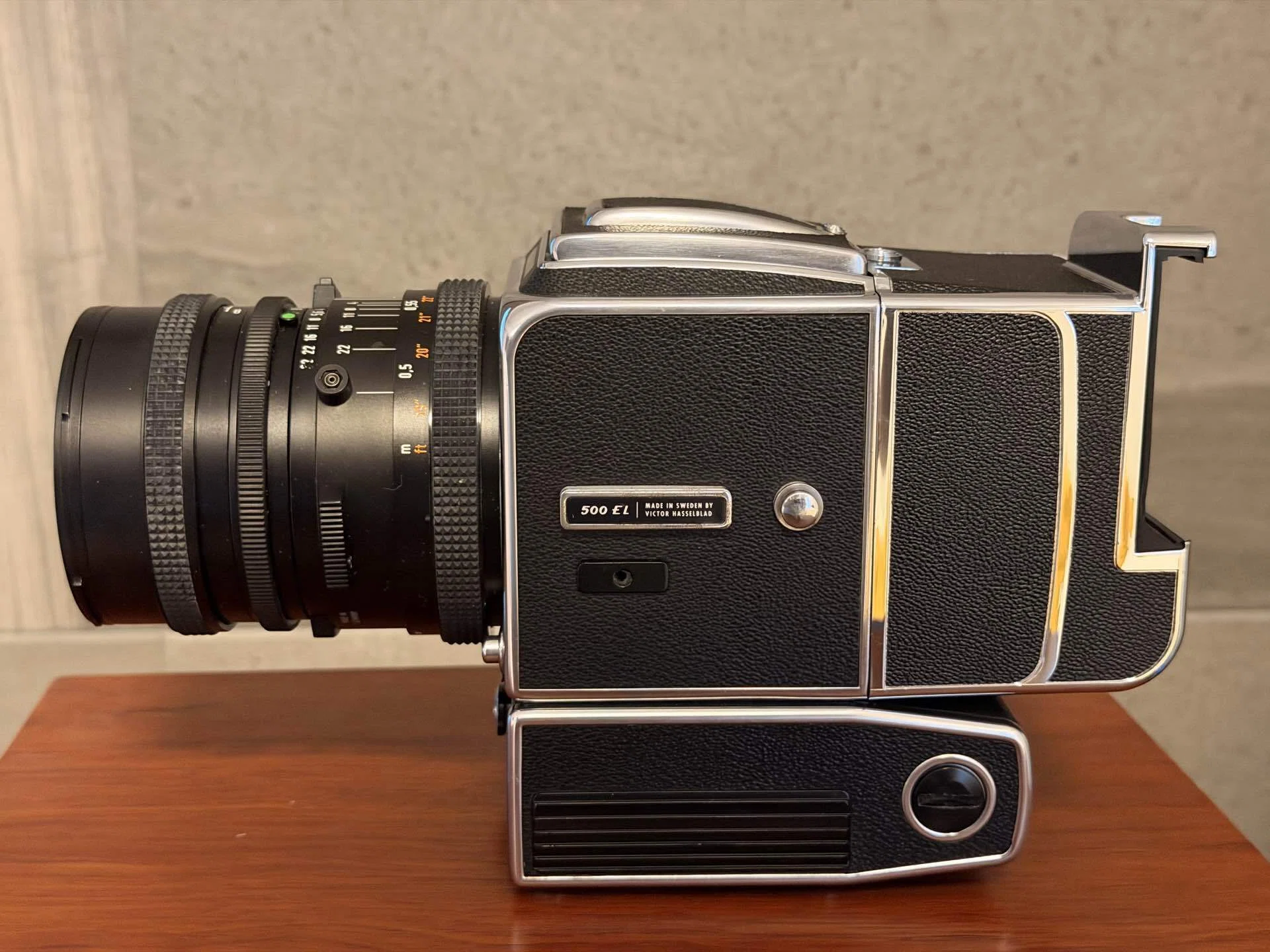 Hasselblad 500ELとDistagon 4/50 T＊とiPhoneバックパック｜アラン藤島