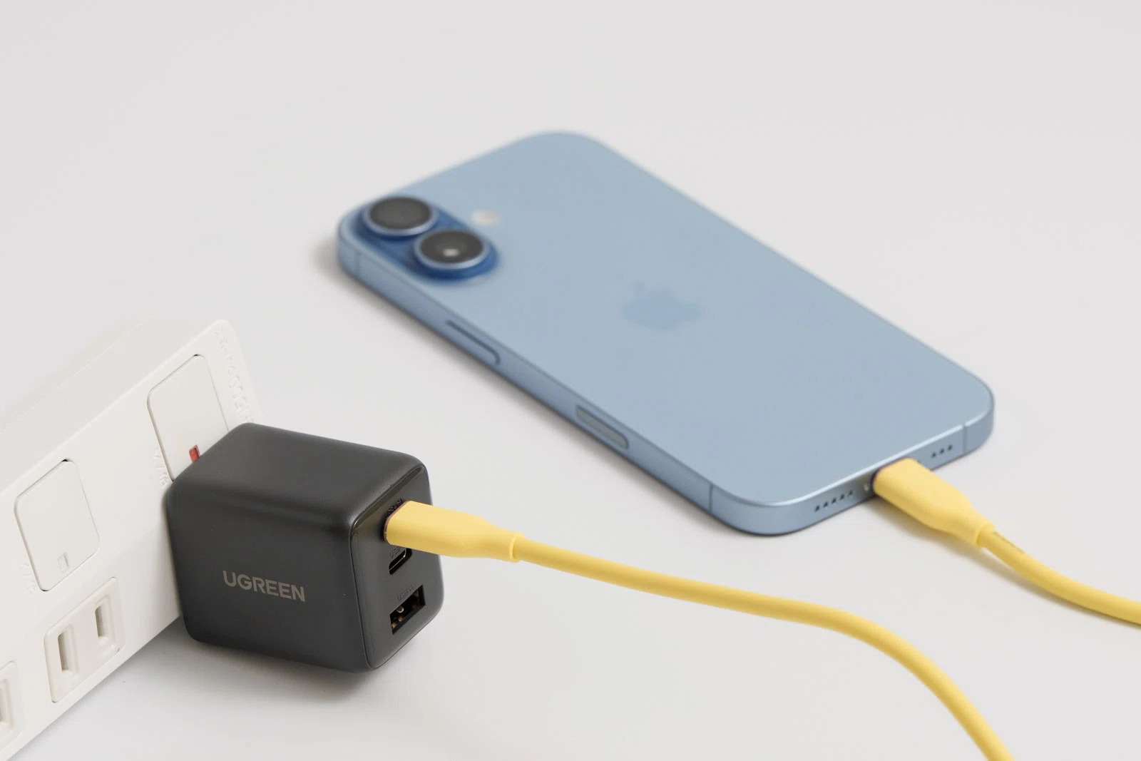 iPhoneにおすすめの充電器15選！急速充電からワイヤレス・車載まで