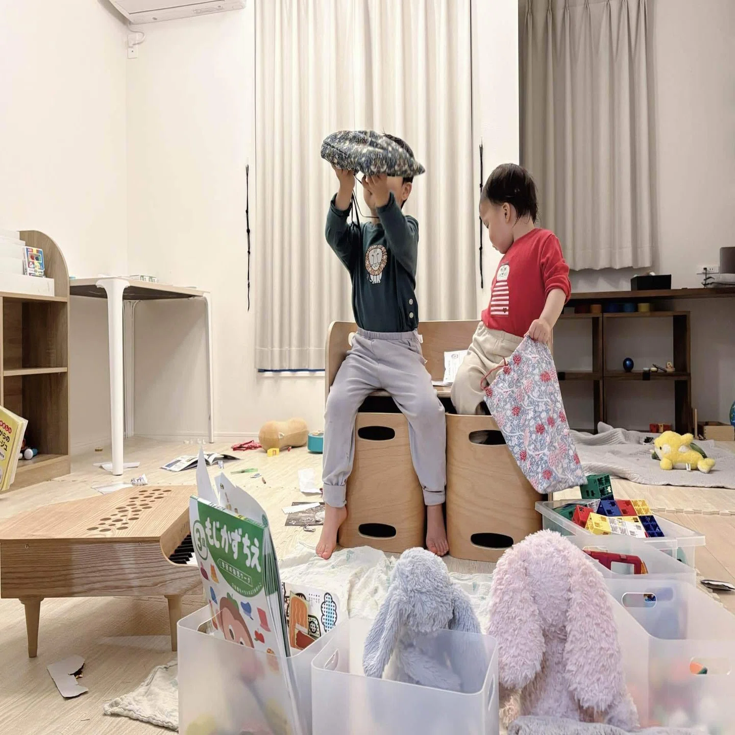子供の学習机。兄妹2台導入の半年後。｜清宮ゆうか｜年子兄妹のママ 