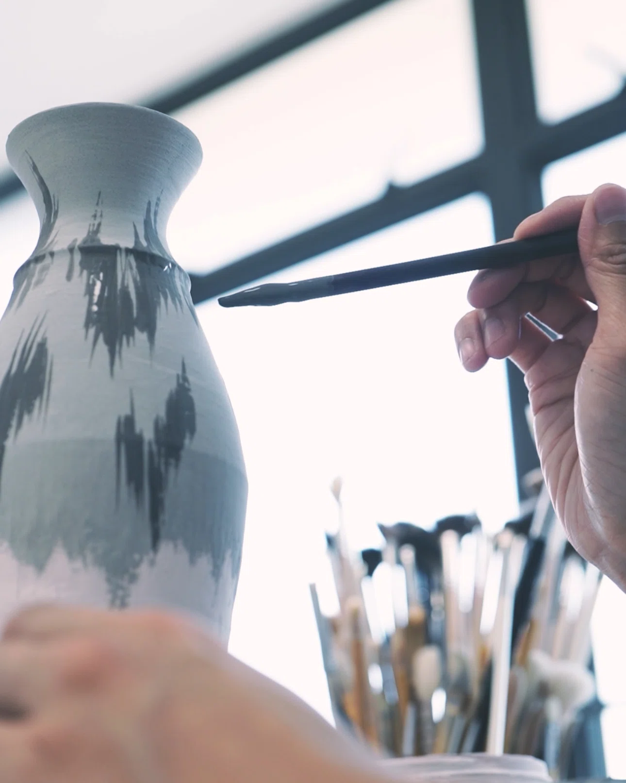 HIUCHI（ヒウチ）｜絵画芸術と陶芸が融合する、有機的なフォルムと色彩