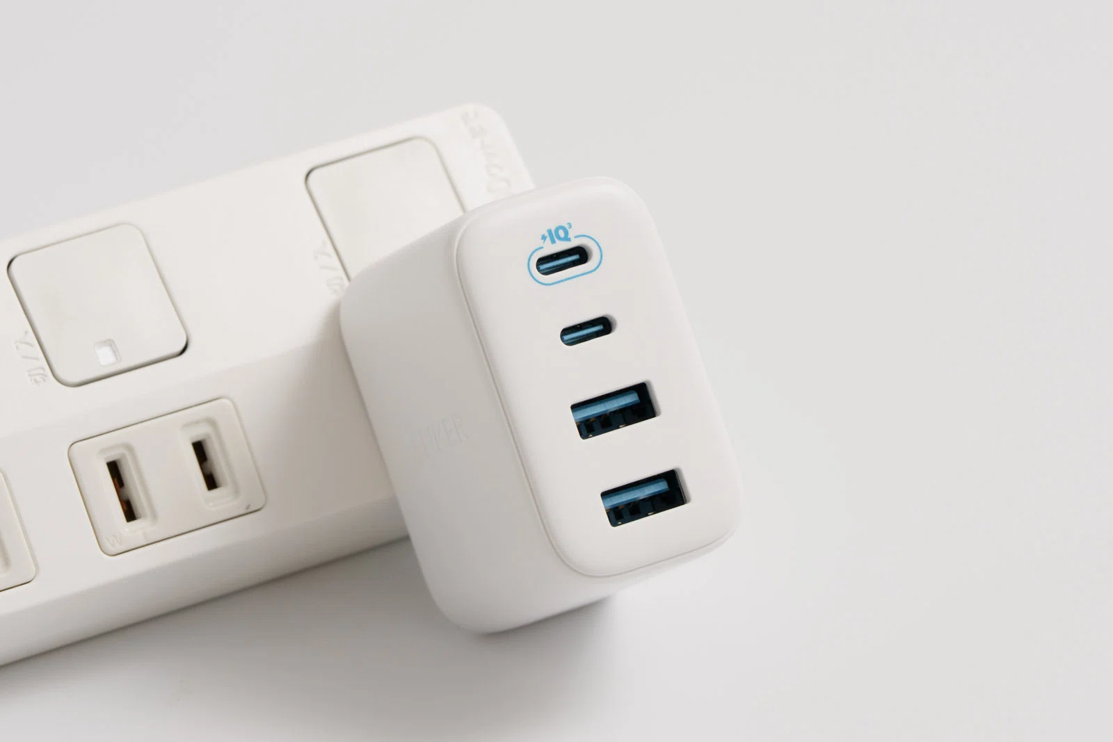 iPhoneにおすすめの充電器15選！急速充電からワイヤレス・車載まで