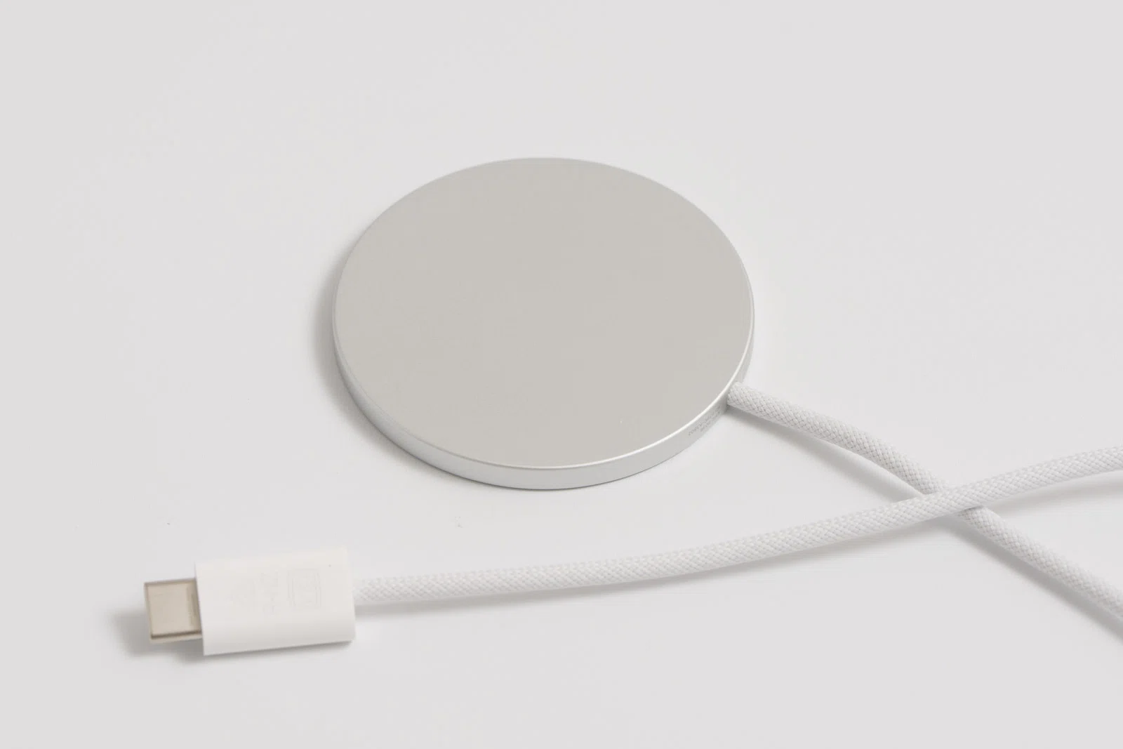 iPhoneにおすすめの充電器15選！急速充電からワイヤレス・車載まで