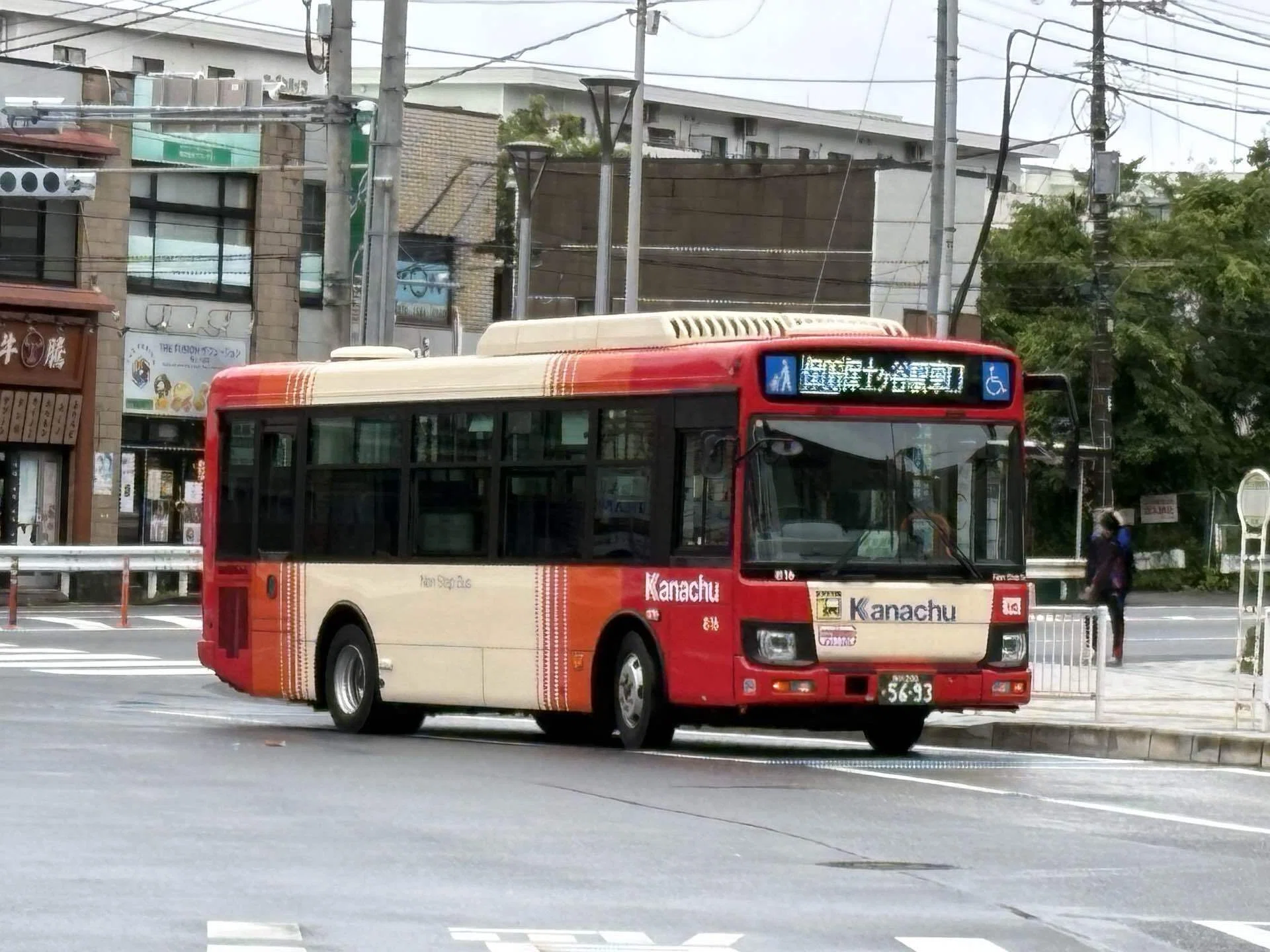 フェラーリと神奈中バス｜SuzukenSambar