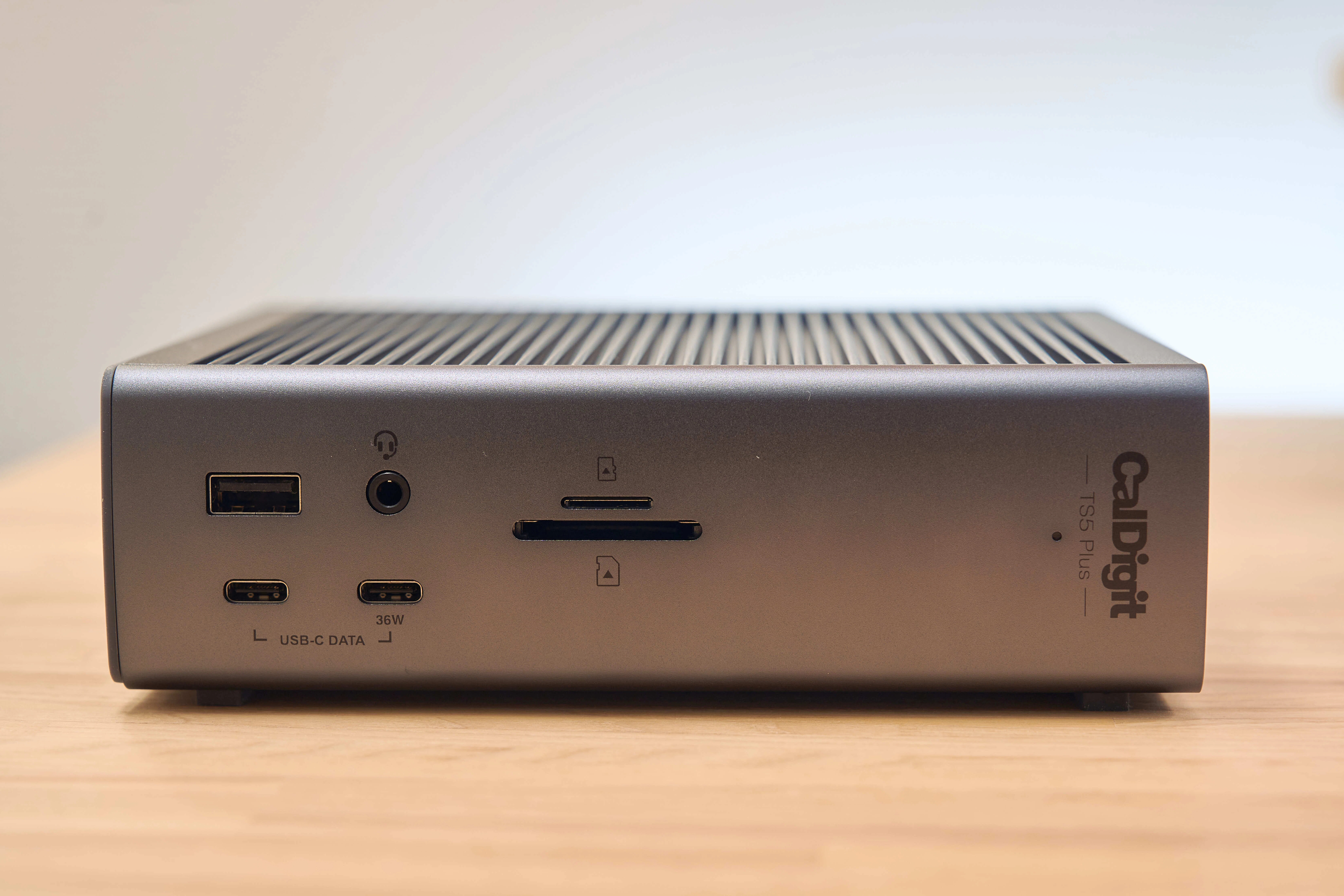 CalDigit TS5 Plus レビュー | 10GbE搭載の最強ドッキングステーション