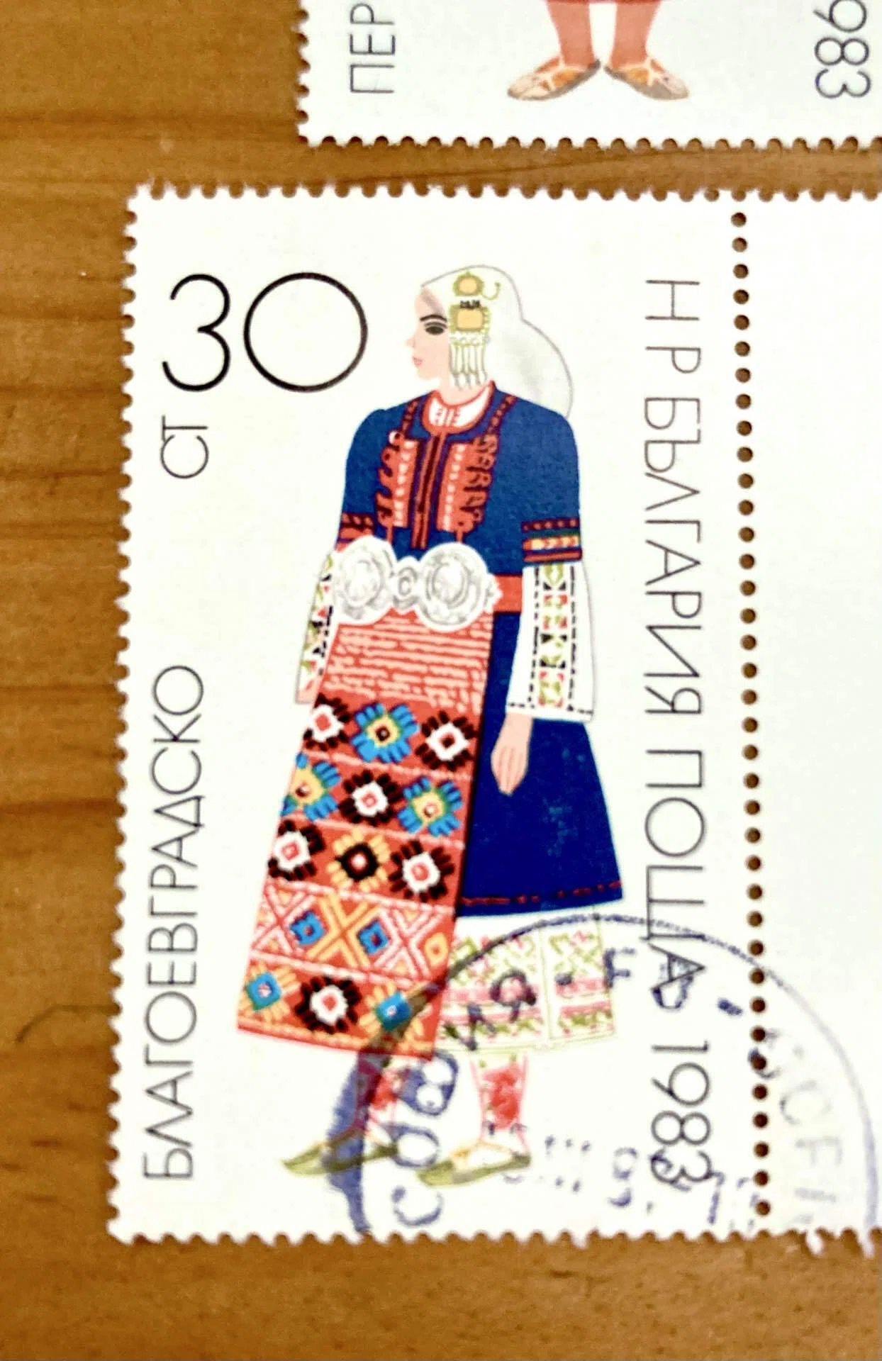 刺繍、レース、花冠… 世界で一番かわいい民族衣装はどこの国？｜文子