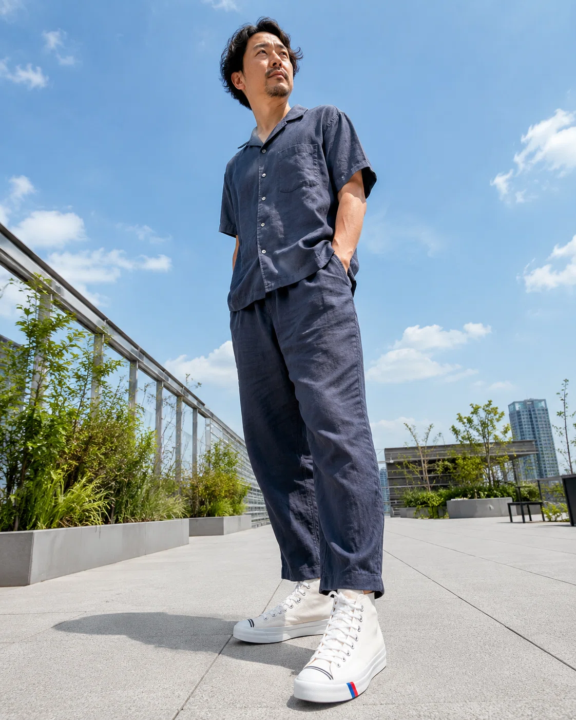 夏のセットアップは、足元一つで〝上下お揃いの部屋着〟に堕ちる。40代