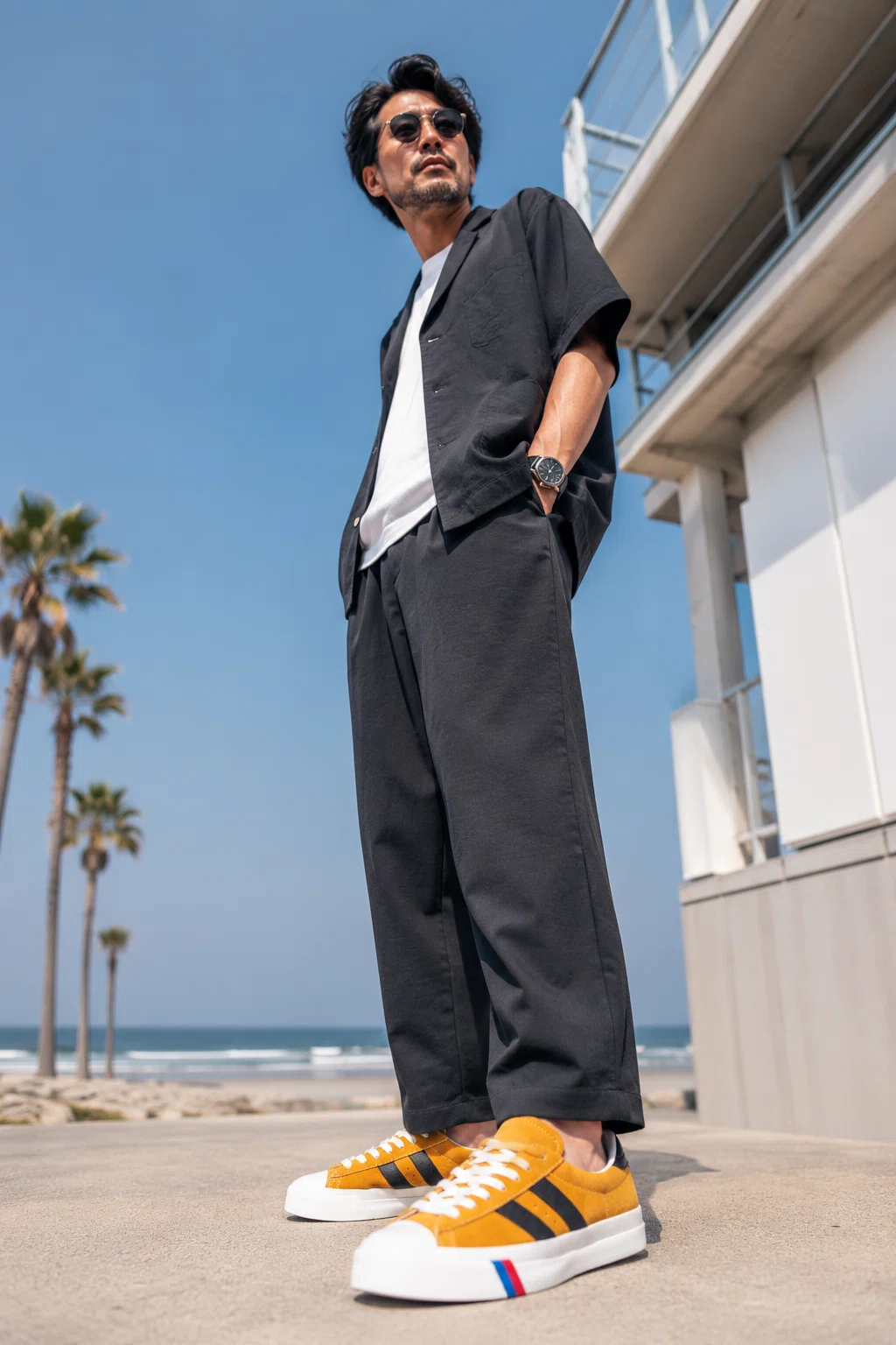 夏のセットアップは、足元一つで〝上下お揃いの部屋着〟に堕ちる。40代