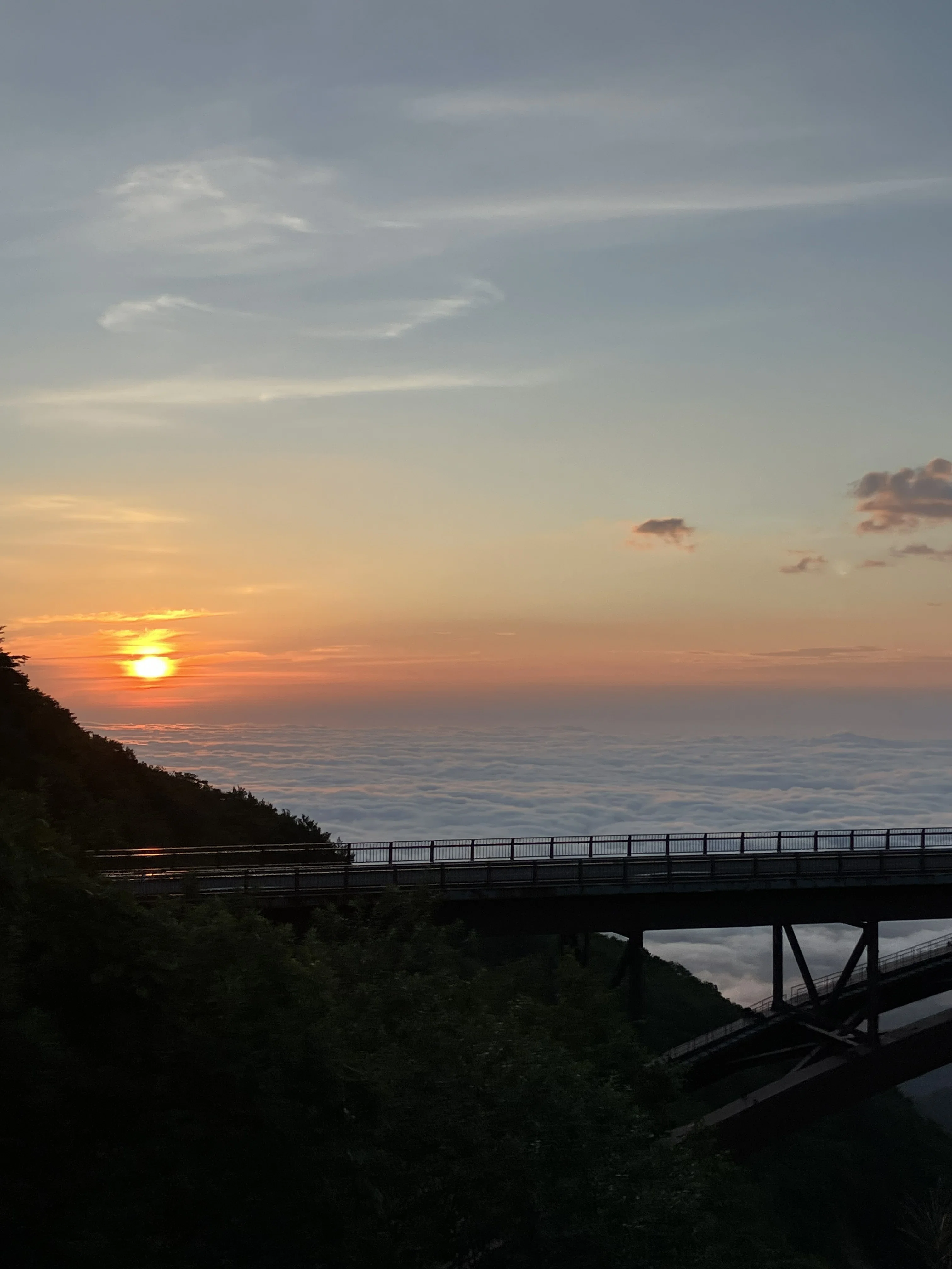 Superb View Drive] A road that feels like driving through the sky