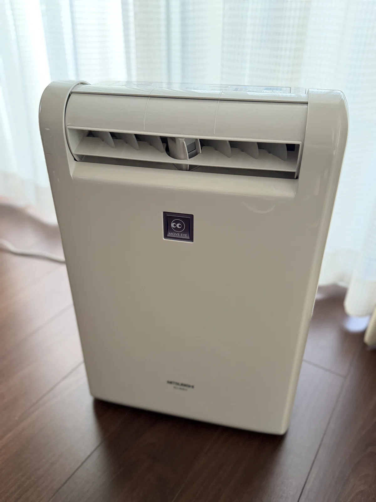 三菱電機 MJ-80EX-W 除湿器を正面から撮影