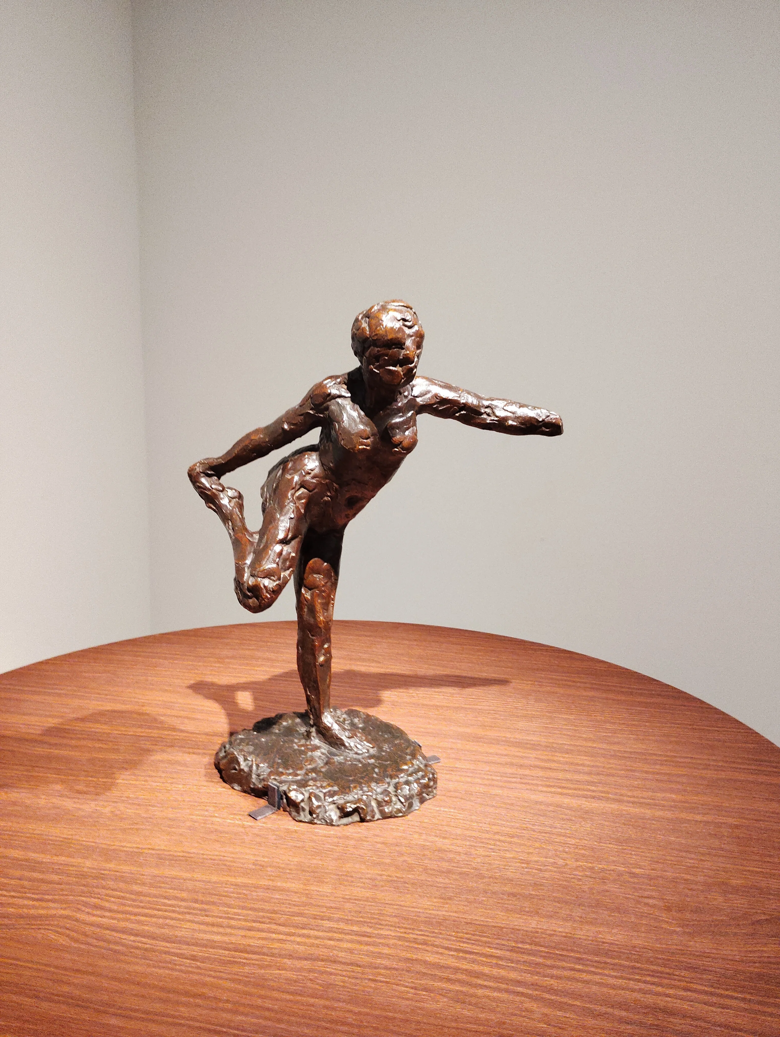 エドガー・ドガの彫刻「右手で右足をつかむ踊り子」。ドガの彫刻を見る