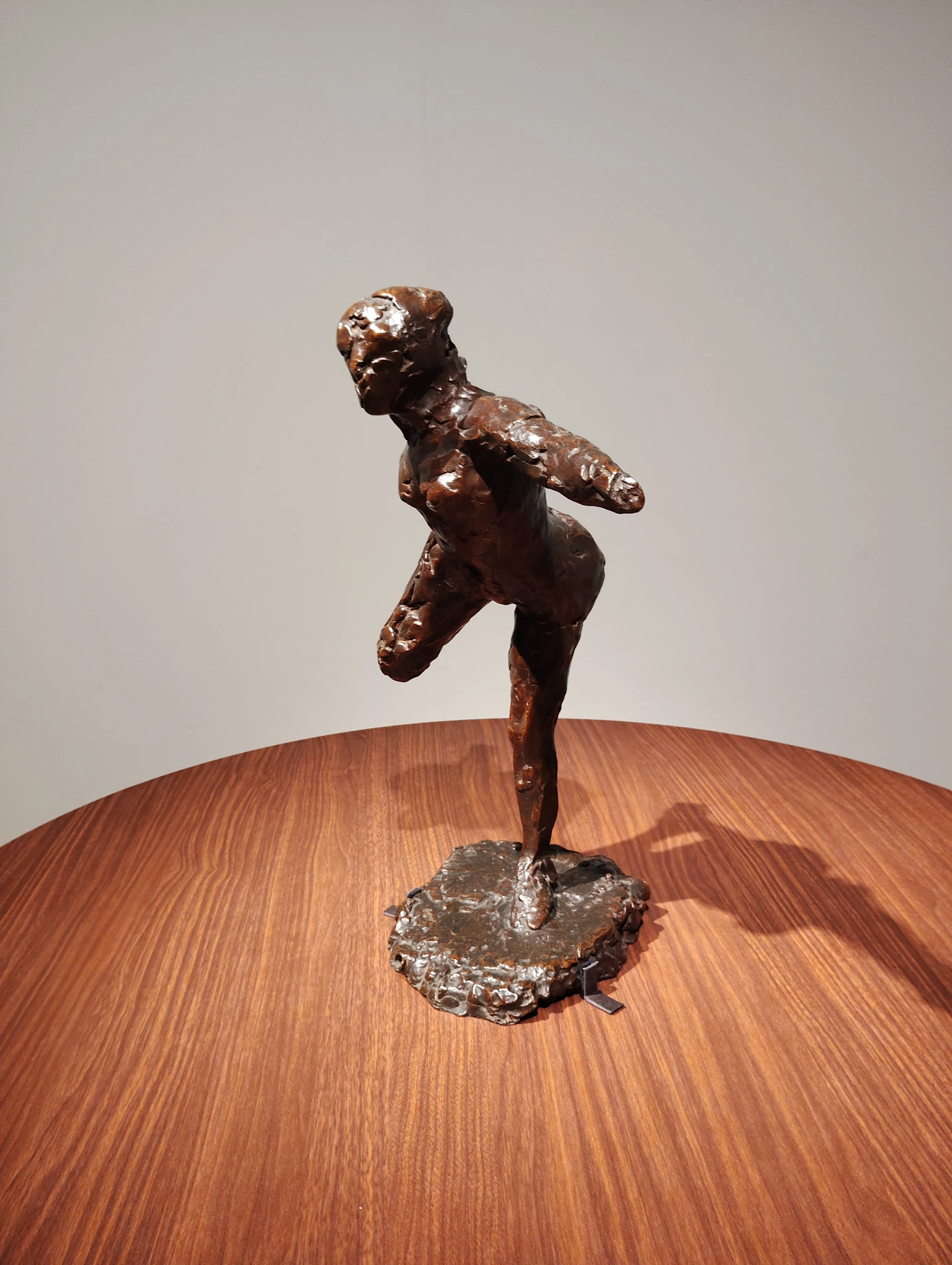 エドガー・ドガの彫刻「右手で右足をつかむ踊り子」。ドガの彫刻を見る