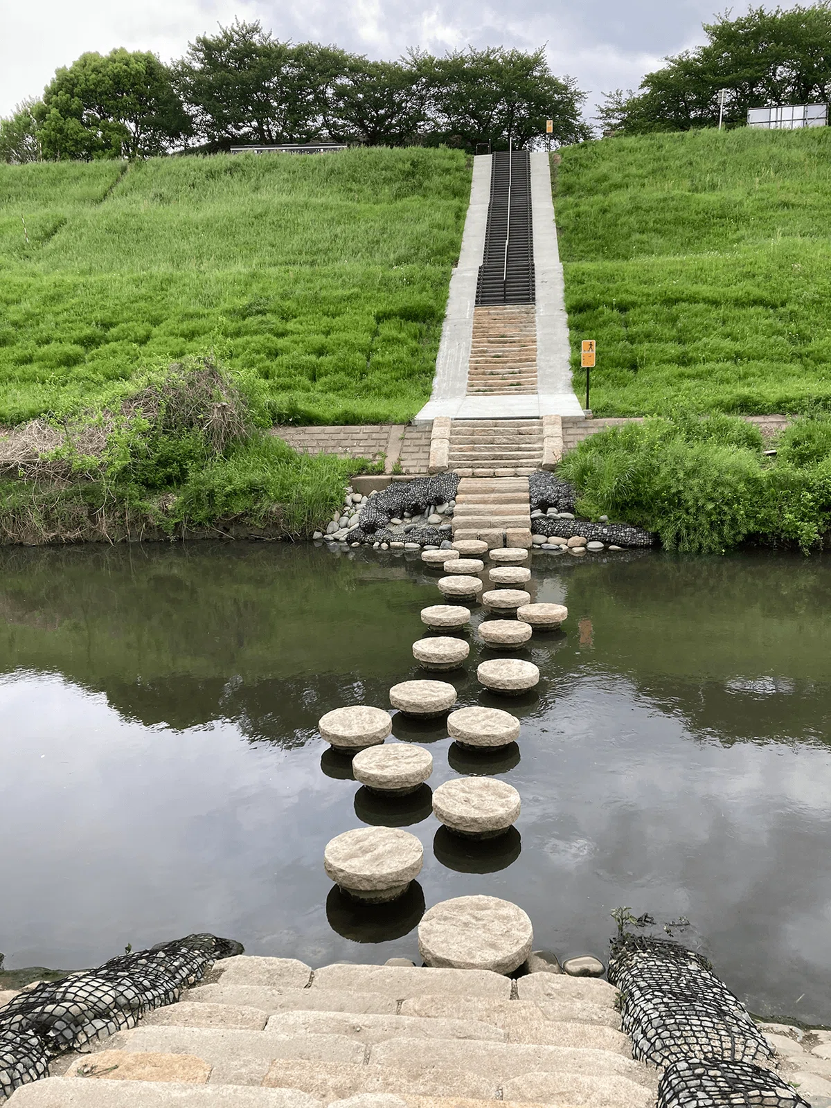 運河には、水面近くまで降りられる場所も。