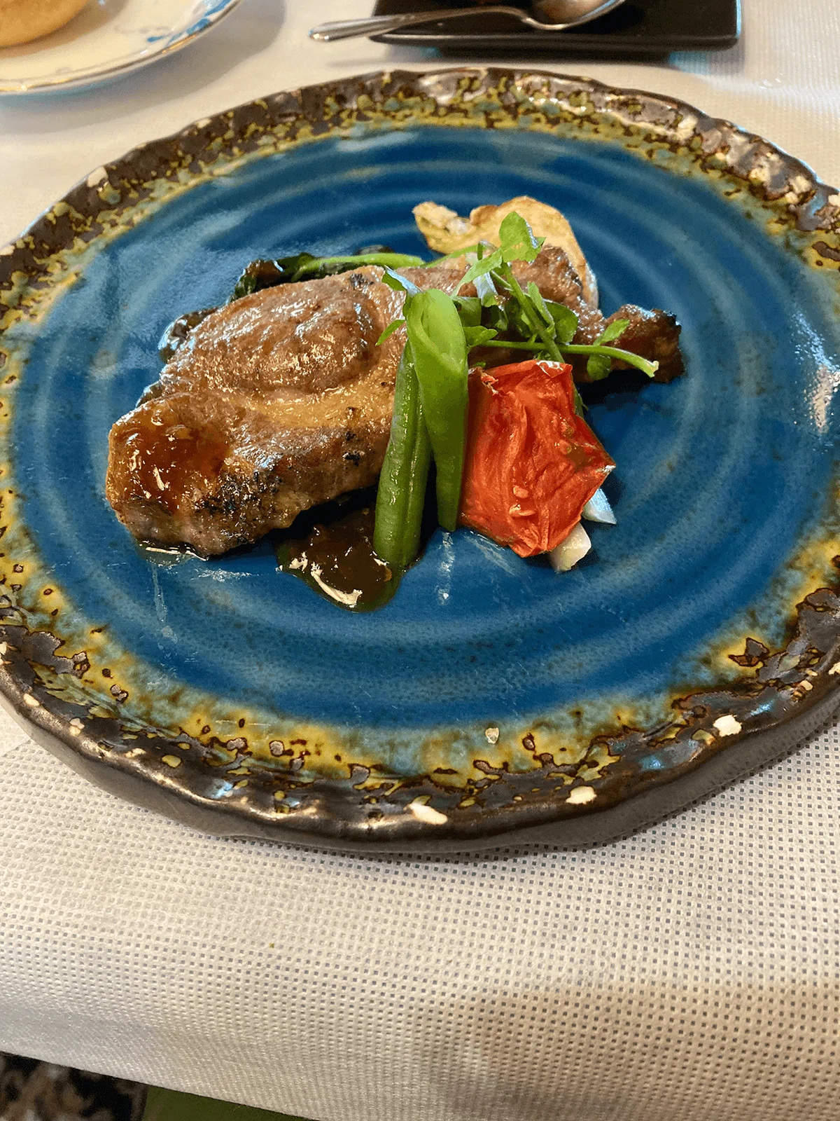 豚ロースト肉、ゆずを効かせた白ワインソースがけ