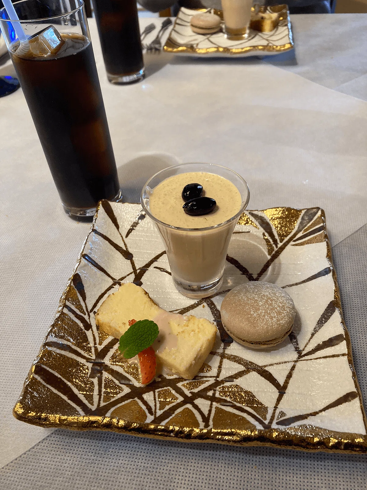 白ミリンのガナッシュのマカロン、バスクチーズケーキ、ほうじ茶のブランマンジェ黒豆のせ