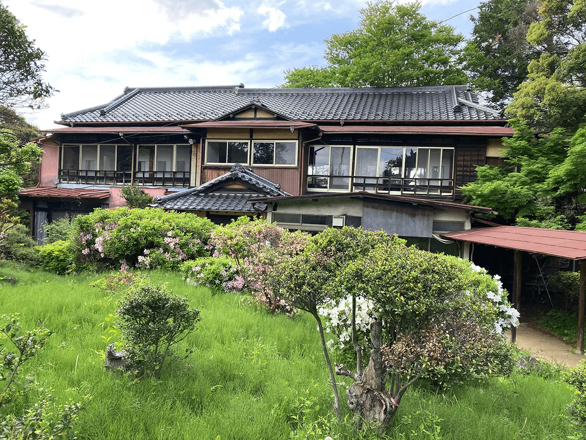 敷地内の建物。以前はこちらの建物内で営業していました。