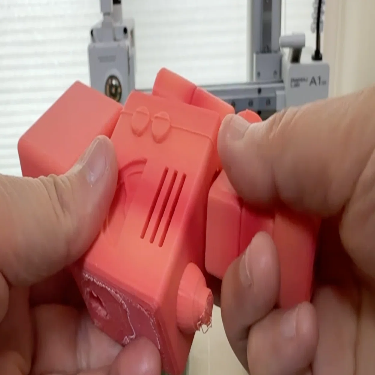AIで作ったこのロボット、腕と首が動きます｜画像1枚から、遊べる3D